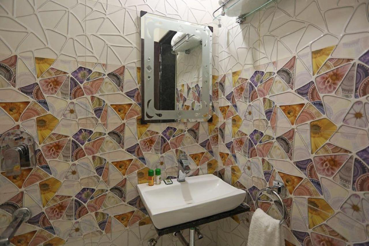 Anamsa Residency Hotel Vrindāvan Esterno foto