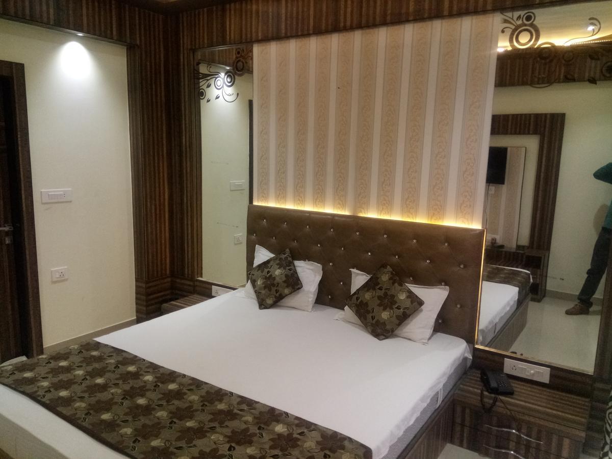Anamsa Residency Hotel Vrindāvan Esterno foto