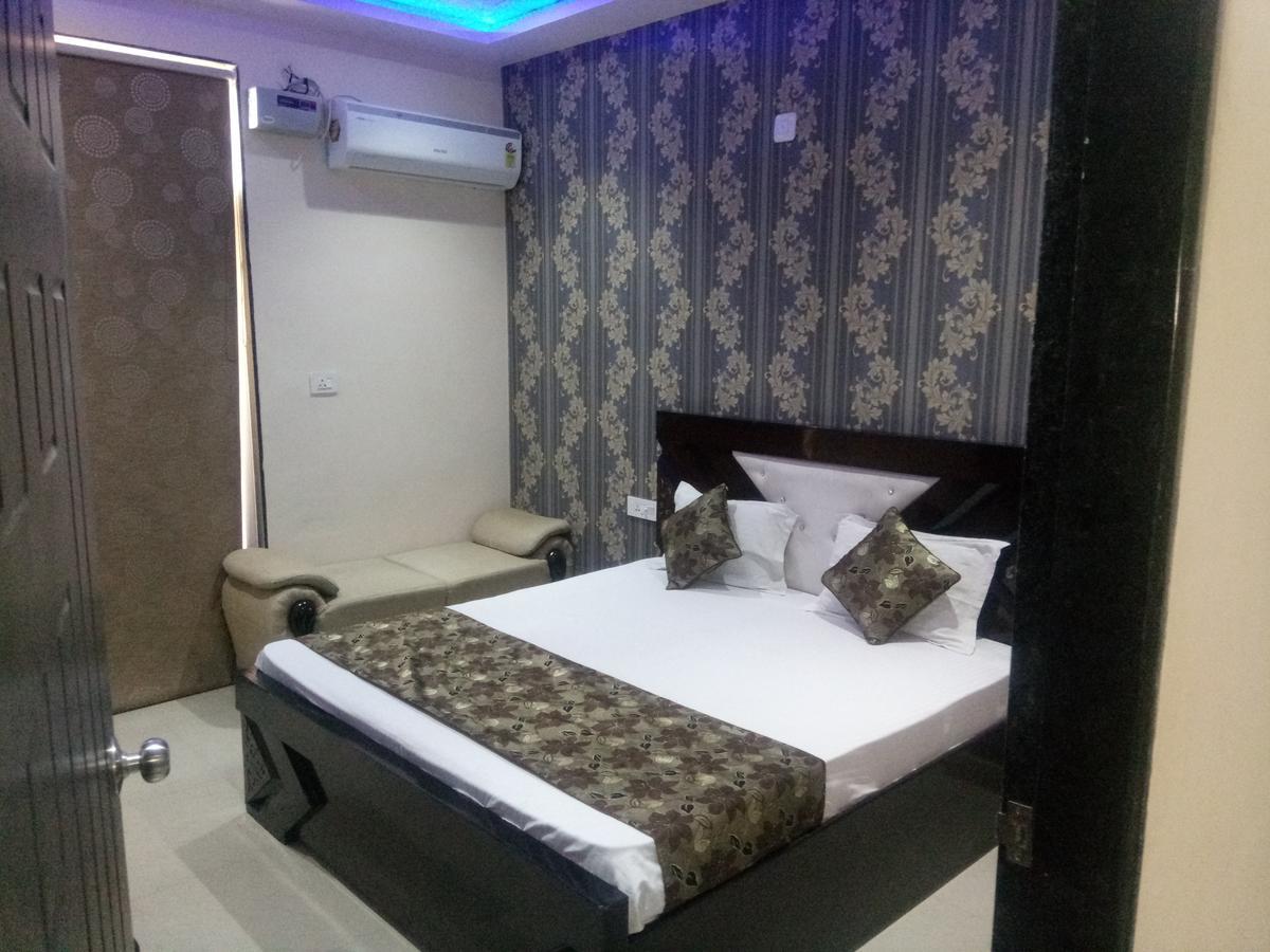 Anamsa Residency Hotel Vrindāvan Esterno foto