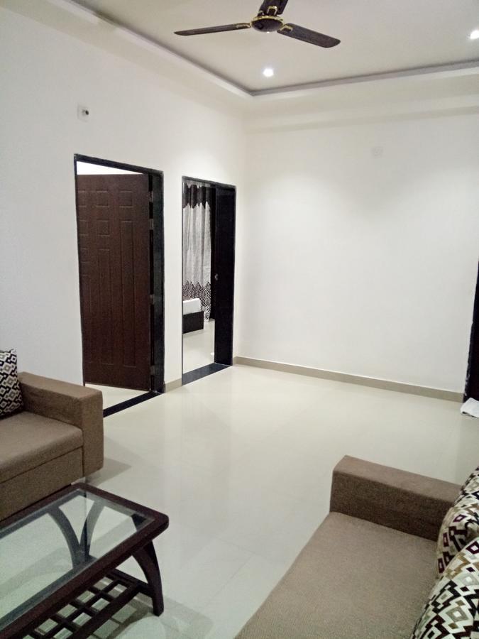 Anamsa Residency Hotel Vrindāvan Esterno foto