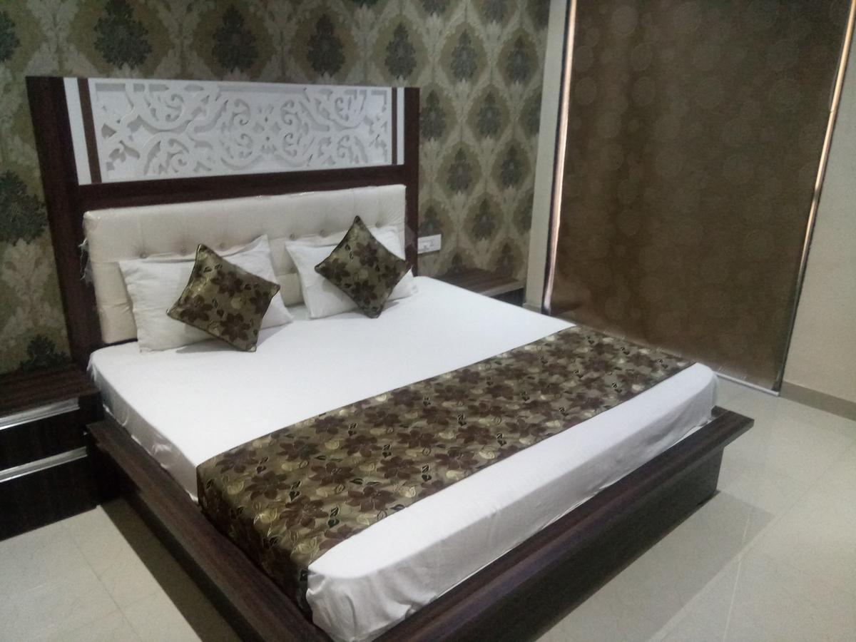 Anamsa Residency Hotel Vrindāvan Esterno foto